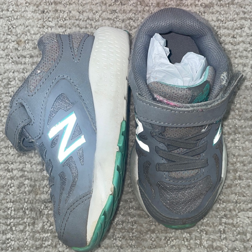 New Balance Kids' Gray Sneakers (wide & size 7) - Picture 4 of 11